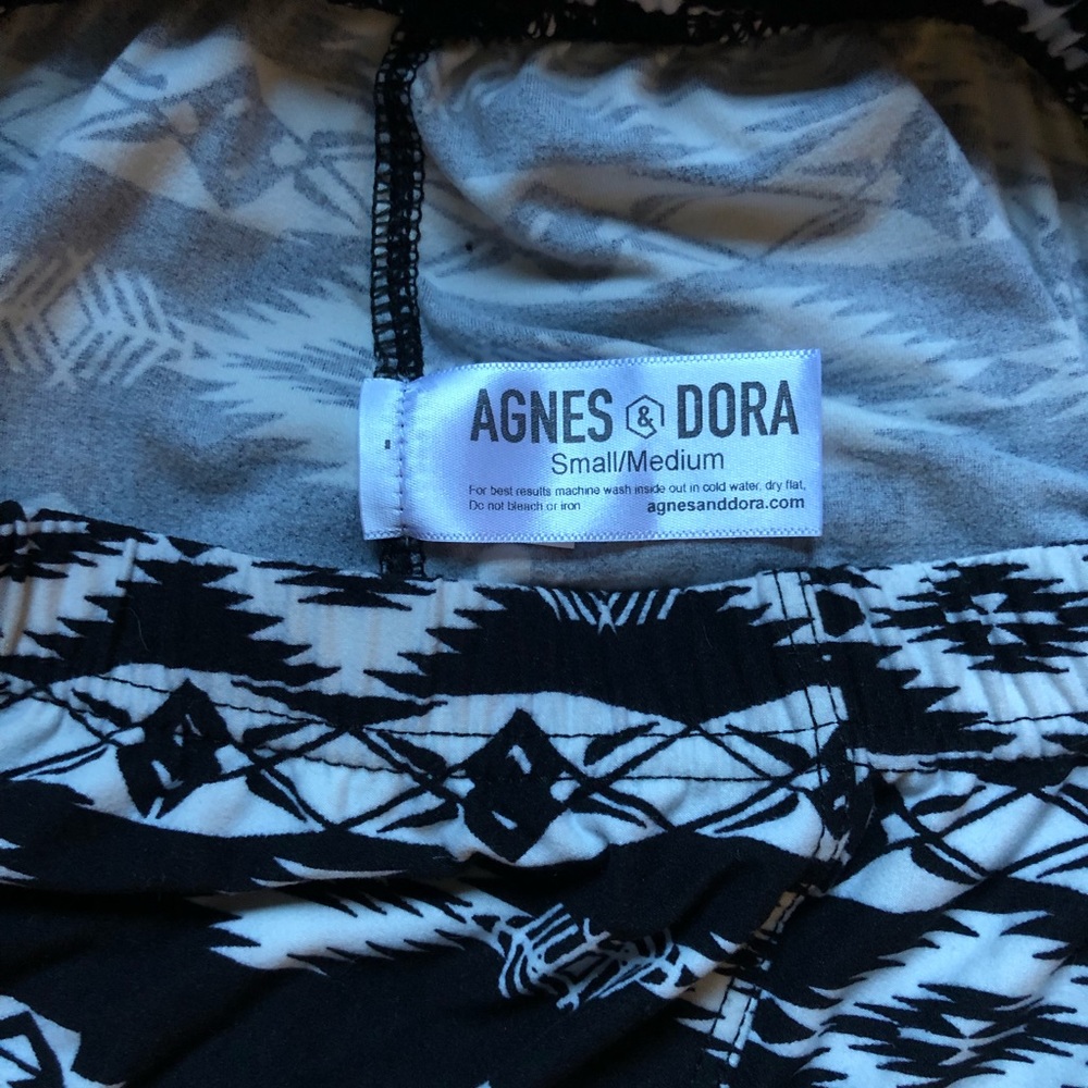 Agnes & Dora black and white Leggings.